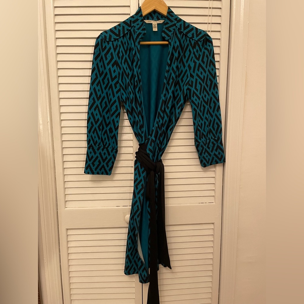 Diane von Furstenberg wrap dress, 100% silk, graphic print,size 8